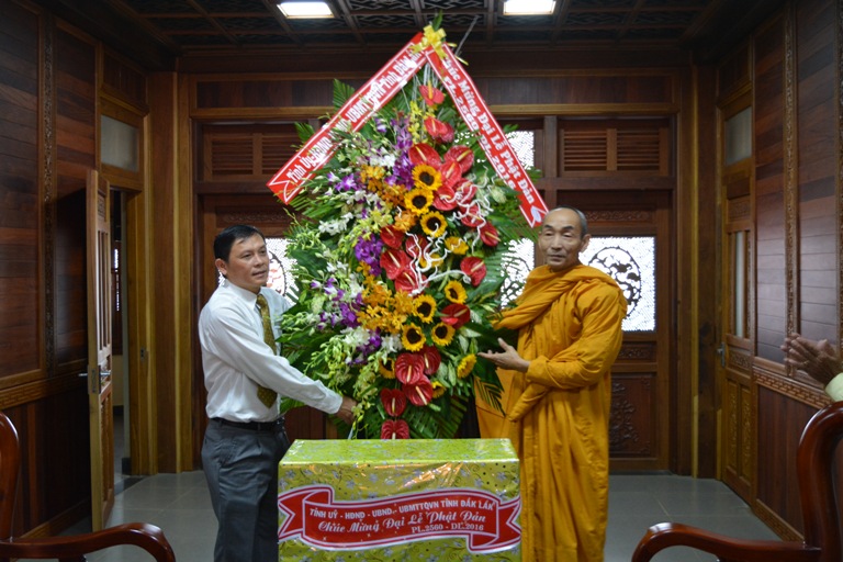 Lãnh đạo tỉnh thăm, tặng quà các cơ sở Phật giáo nhân Lễ Phật đản - Phật lịch 2560 năm 2016.