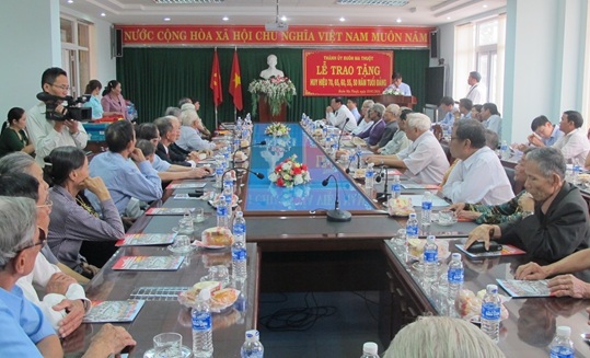 Thành ủy Buôn Ma Thuột  trao tặng Huy hiệu Đảng đợt 19/5/2016 cho 42 đảng viên thuộc Đảng bộ Thành phố