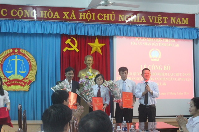 Toà án nhân dân tỉnh Đắk Lắk tổ chức Lễ công bố và trao Quyết định bổ nhiệm lại Thẩm phán sơ cấp