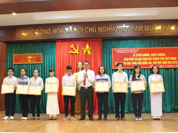 Tuyên dương giáo viên và học sinh đạt thành tích cao trong các kỳ thi học sinh giỏi Quốc gia, khu vực năm học 2015-2016.