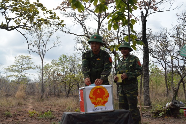 Cán bộ, chiến sỹ Đồn Biên phòng Ia Rvê bỏ phiếu bầu Đại biểu Quốc hội khóa XIV và HĐND các cấp nhiệm kỳ 2016 – 2021.