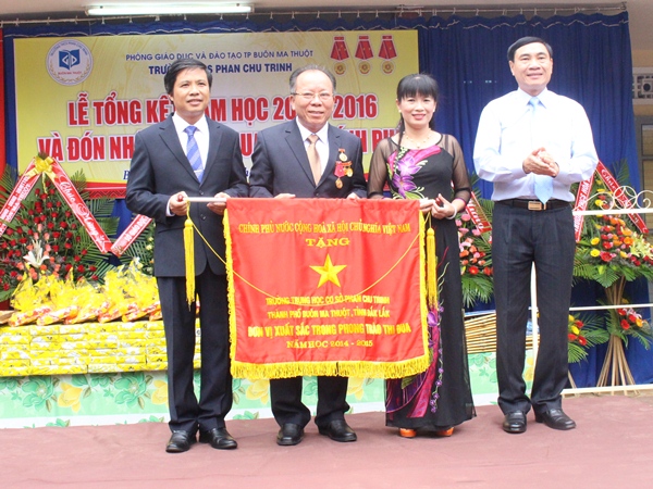 Trường THCS Phan Chu Trinh nhận Cờ thi đua của Chính phủ