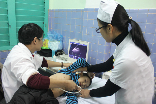 Khám sàng lọc bệnh tim bẩm sinh miễn phí cho trẻ em tại Bệnh viện Đa khoa tỉnh.