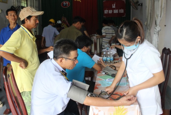 Hơn 100 công nhân ở huyện Krông Bông được khám bệnh và cấp phát thuốc miễn phí.