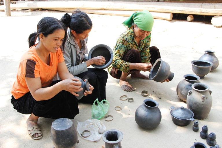 Phát triển làng nghề gắn với các hoạt động văn hóa, lễ hội và du lịch.