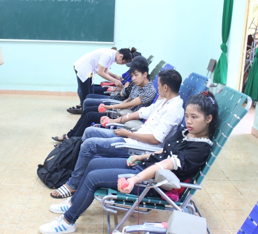 Hơn 400 tình nguyện viên tham gia hiến máu nhân đạo