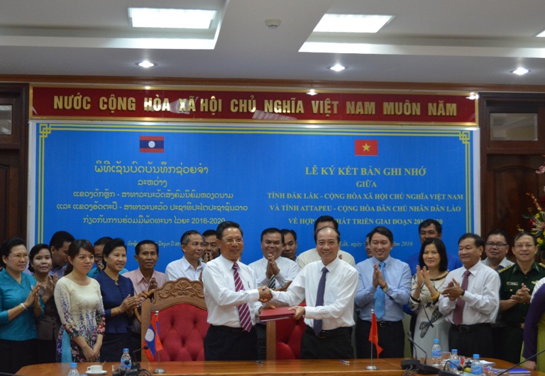 Signing Ceremony of MoU on Development Cooperation in 2016-2020 period between Dak Lak and Attapeu (Laos)