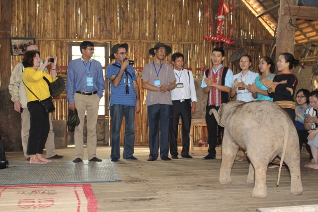 Hơn 30 đại biểu Ngoại giao đoàn tham quan khu du lịch Buôn Đôn.