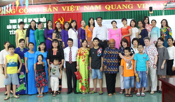 Đoàn phu nhân các nhà ngoại giao thăm và tặng quà tại Trung tâm Hỗ trợ phát triển giáo dục hòa nhập trẻ khuyết tật Đắk Lắk