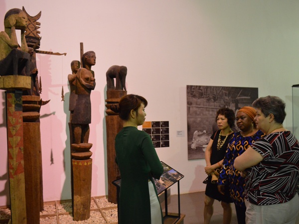 Đoàn đại biểu chương trình “Gặp gỡ địa phương – Ngoại giao đoàn” năm 2016 thăm Bảo tàng tỉnh Đắk Lắk