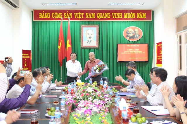 Tỉnh ủy công bố, trao Quyết định bổ nhiệm chức vụ Trưởng Ban Tổ chức Tỉnh ủy.