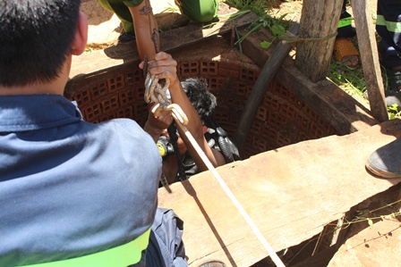 Nhanh chóng đưa 2 nạn nhân bị ngạt khí tử vong lên khỏi giếng sâu.