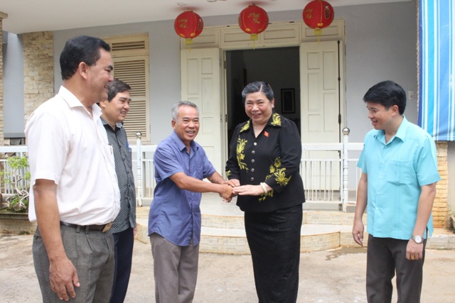 National Assembly Vice Chairwoman Tong Thi Phong visits former leaders of Dak Lak Provincial Party Committee, People’s Committee