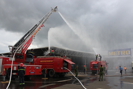 Diễn tập phương án chữa cháy, cứu nạn cứu hộ tại Trung tâm MM Mega Market