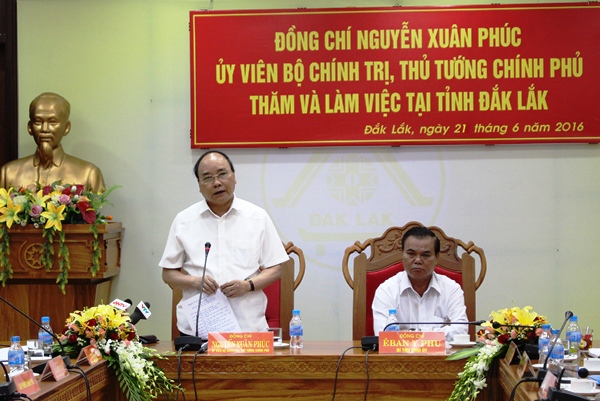 PM reviews Dak Lak’s socio-economic development and its security and defense in the first half of 2016