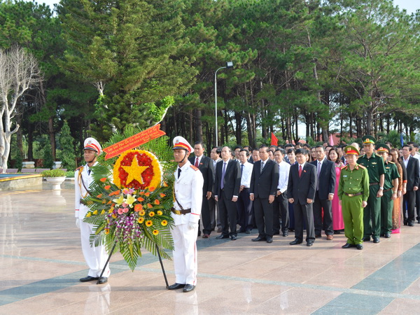 Đoàn đại biểu HĐND tỉnh viếng Nghĩa trang Liệt sỹ tỉnh trước giờ khai mạc kỳ họp thứ 1, HĐND tỉnh khóa IX
