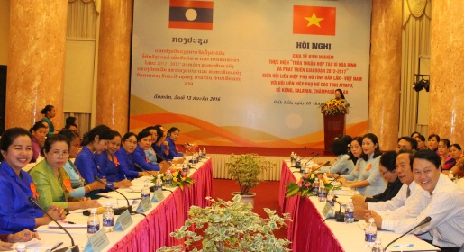 Phụ nữ tỉnh Đắk Lắk và Phụ nữ các tỉnh Nam Lào chia sẻ kinh nghiệm thực hiện “ Thỏa thuận hợp tác vì hòa bình và phát triển giai đoạn 2012 - 2017”.