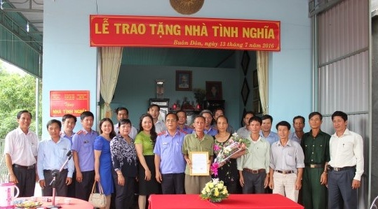 VKSND tỉnh, bàn giao nhà tình nghĩa cho gia đình chính sách