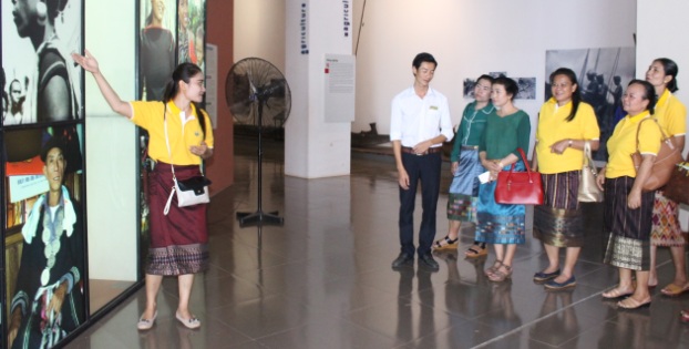 Phụ nữ các tỉnh Nam Lào tham quan một số danh lam thắng cảnh tại tỉnh.