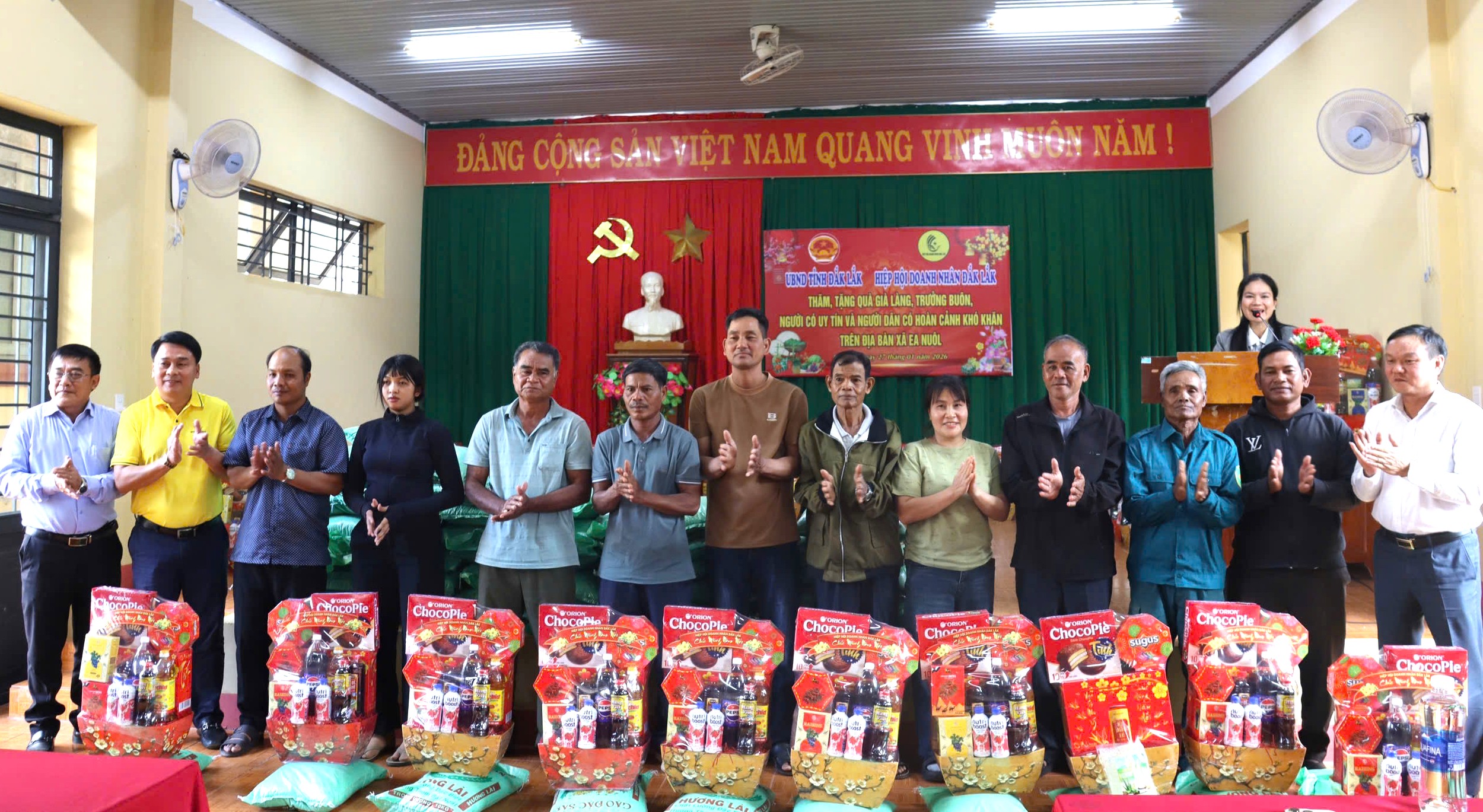 Trao 100 suất quà Tết cho người có uy tín và hộ nghèo xã Ea Nuôl