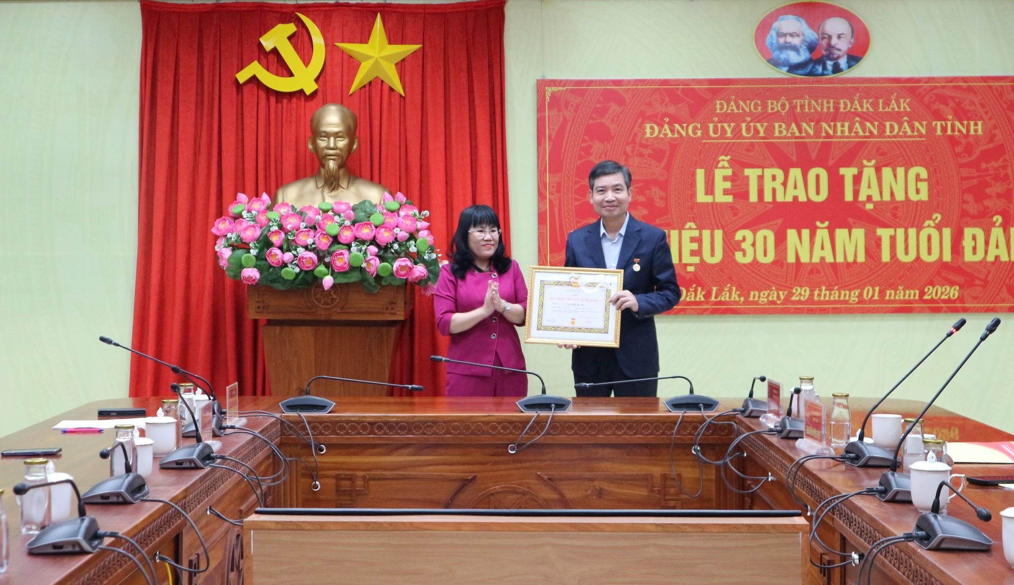 Lễ trao tặng Huy hiệu 30 năm tuổi Đảng cho Phó Bí thư Tỉnh ủy, Bí thư Đảng ủy, Chủ tịch UBND tỉnh Đắk Lắk Tạ Anh Tuấn