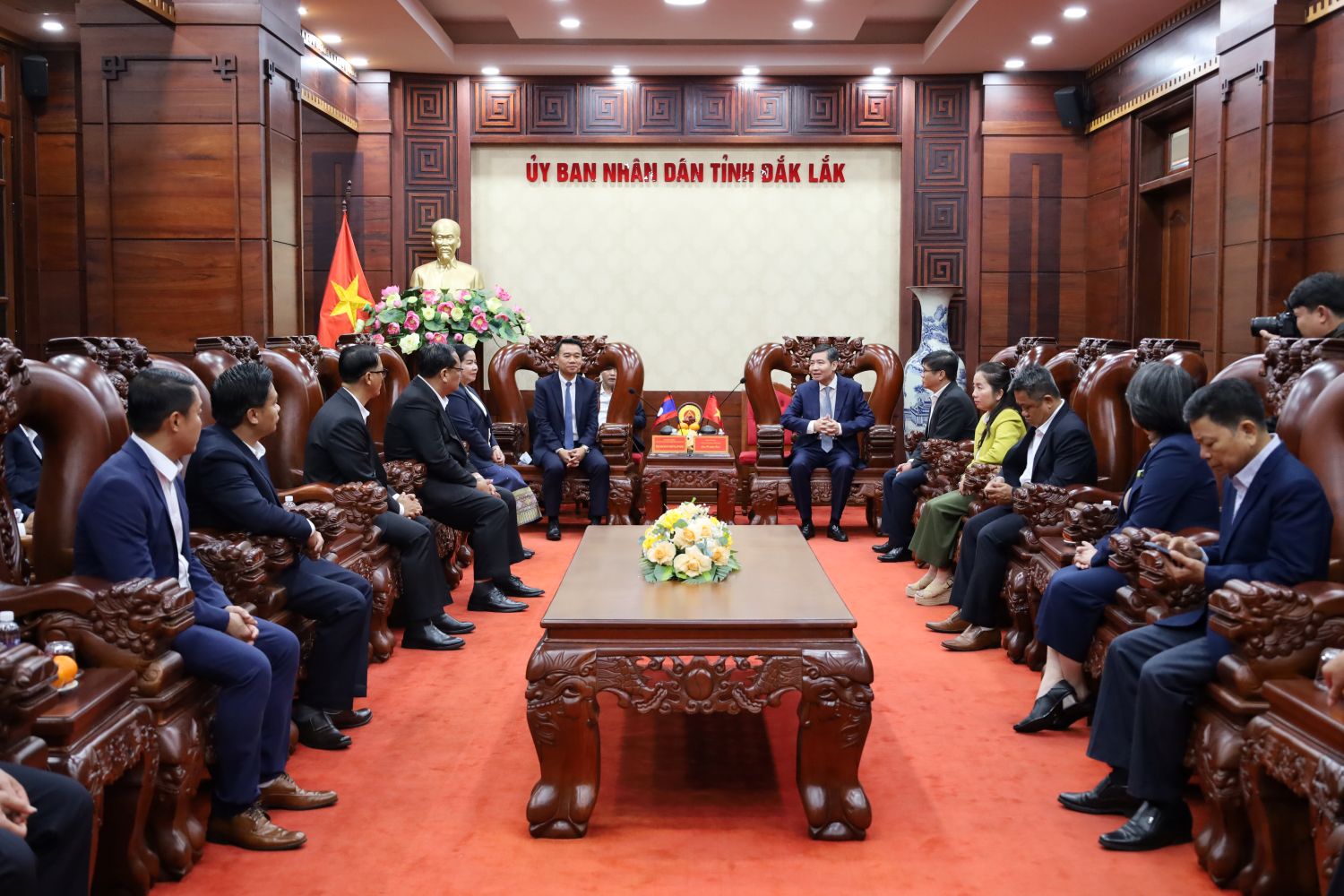 Chairman of the Dak Lak Provincial People's Committee Ta Anh Tuan welcomes Champasak Delegation for Lunar New Year Visit