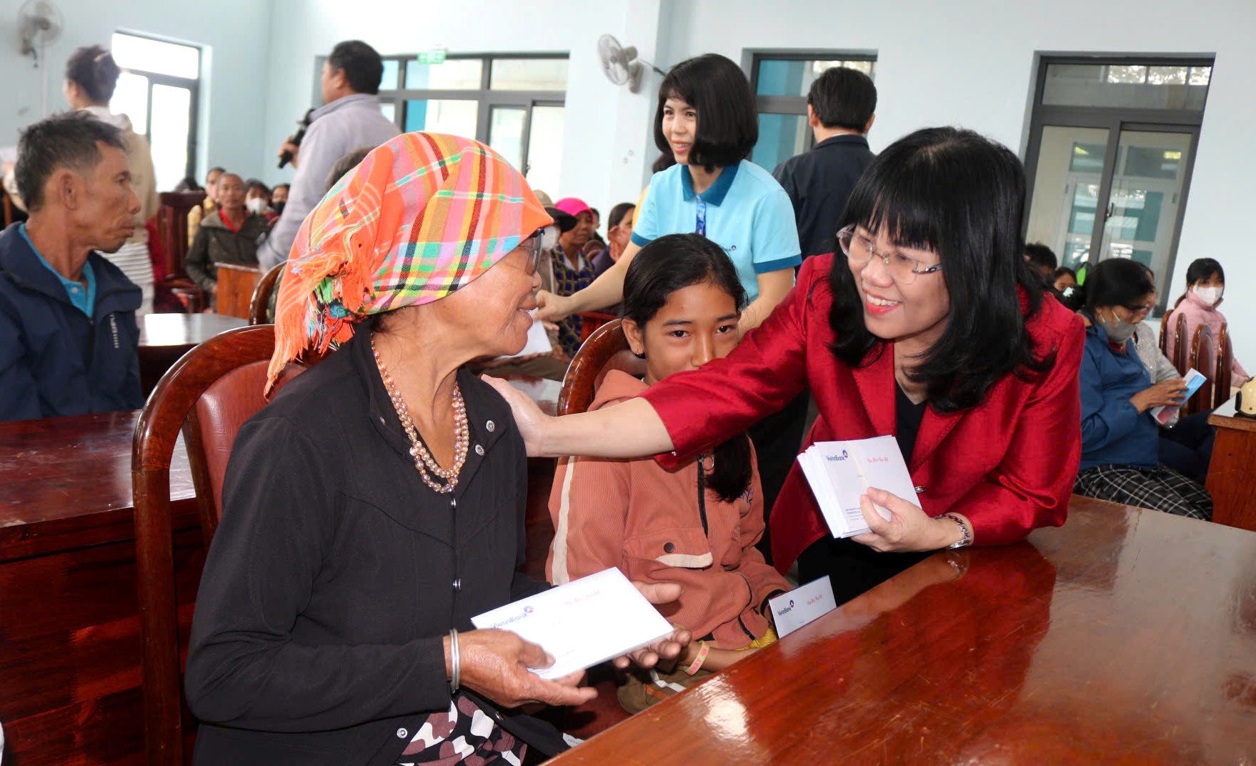 Phó Chủ tịch Thường trực UBND tỉnh thăm, tặng quà Tết tại các địa phương