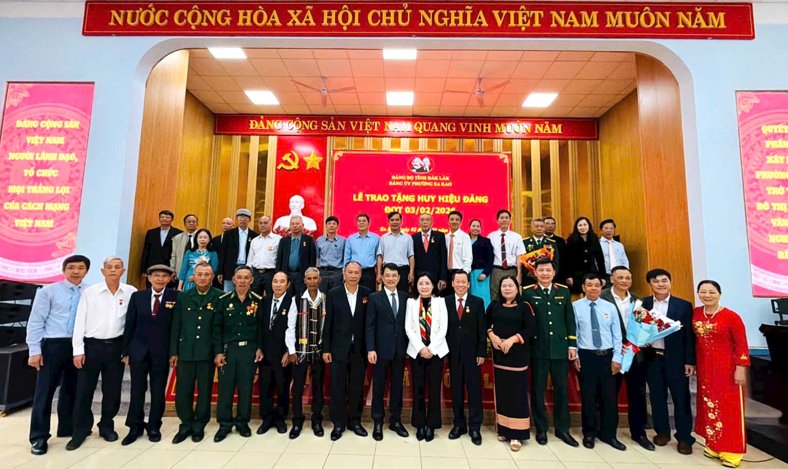 Đảng ủy Phường Ea Kao trao tặng Huy hiệu Đảng cho 20 Đảng viên