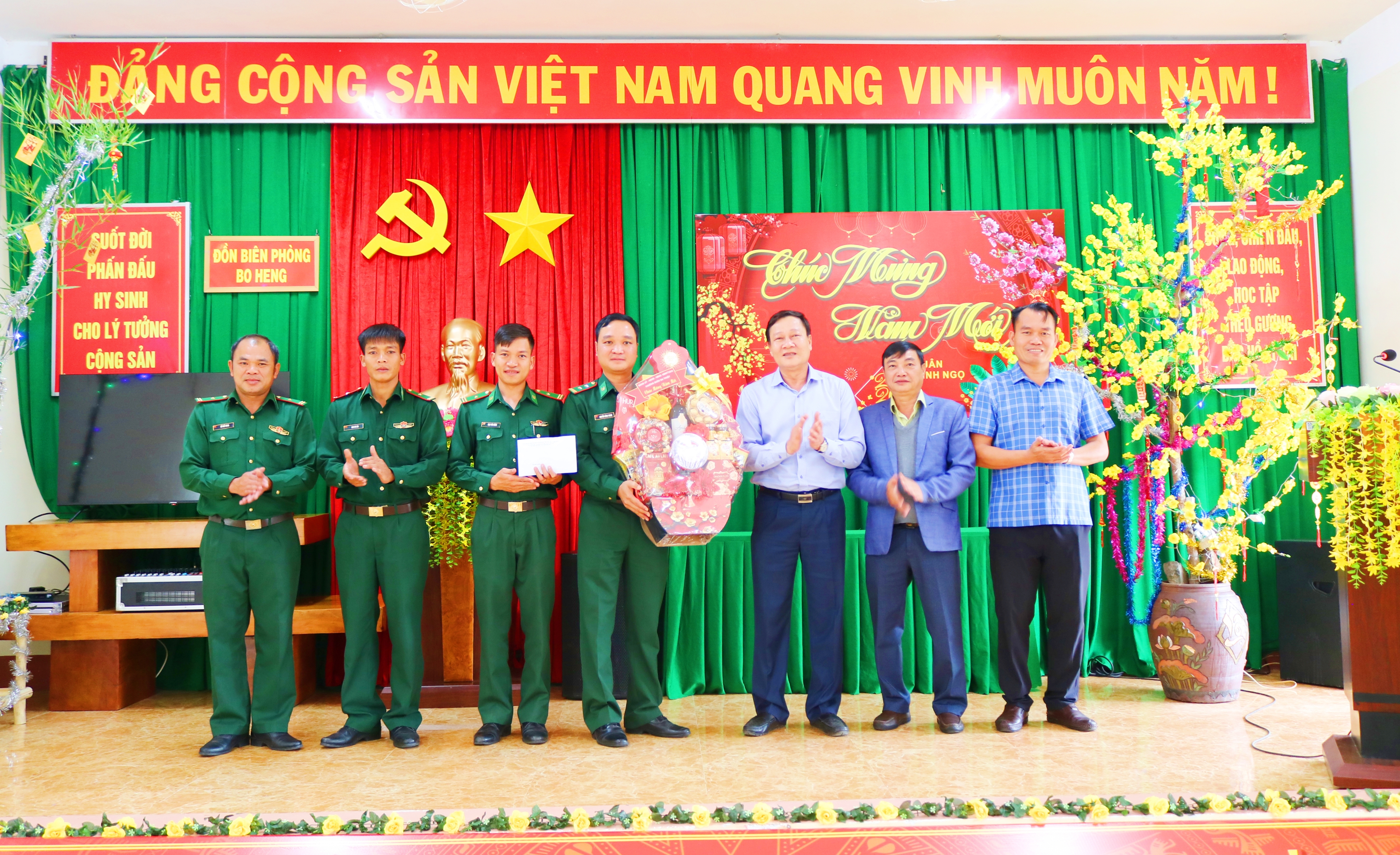 Lãnh đạo phường Buôn Ma Thuột thăm, chúc Tết Đồn Biên phòng Bo Heng 747