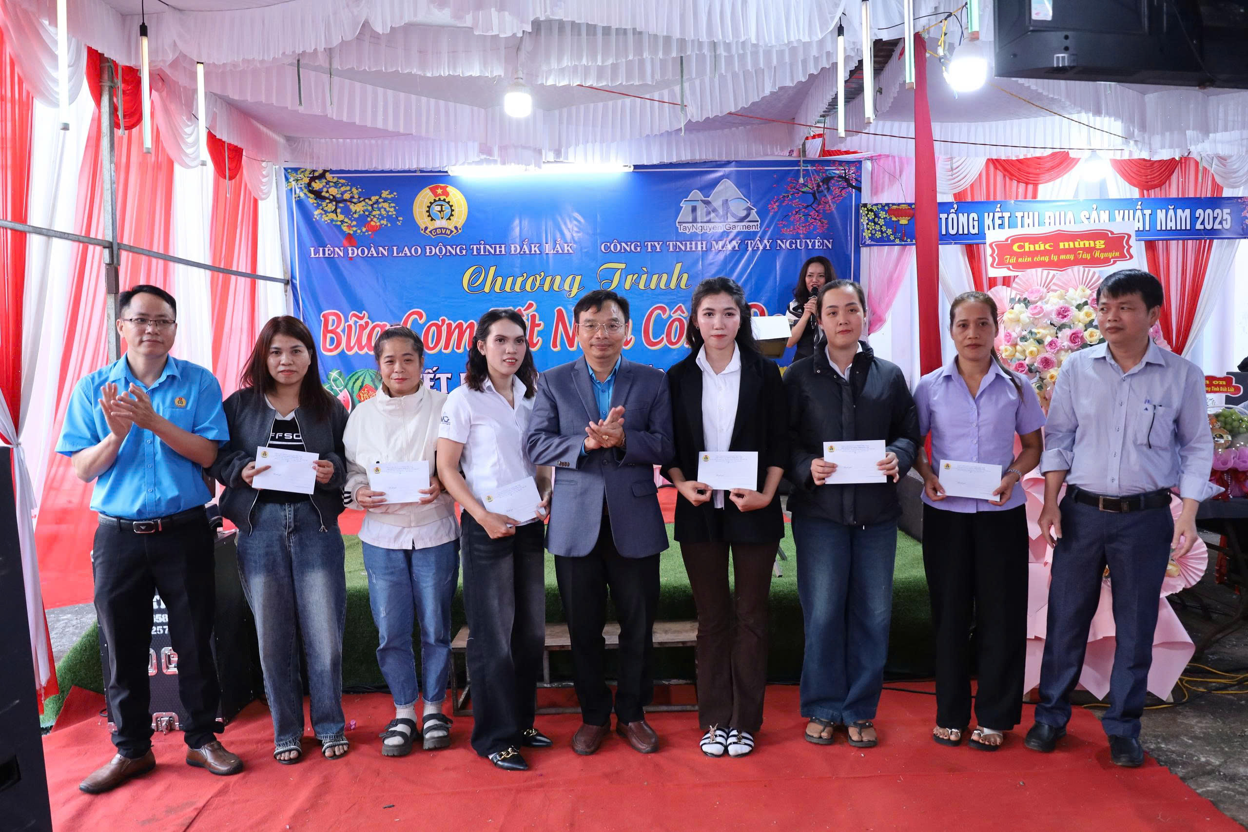 Chương trình “Bữa cơm Tất niên Công đoàn” mang Tết sớm đến với người lao động