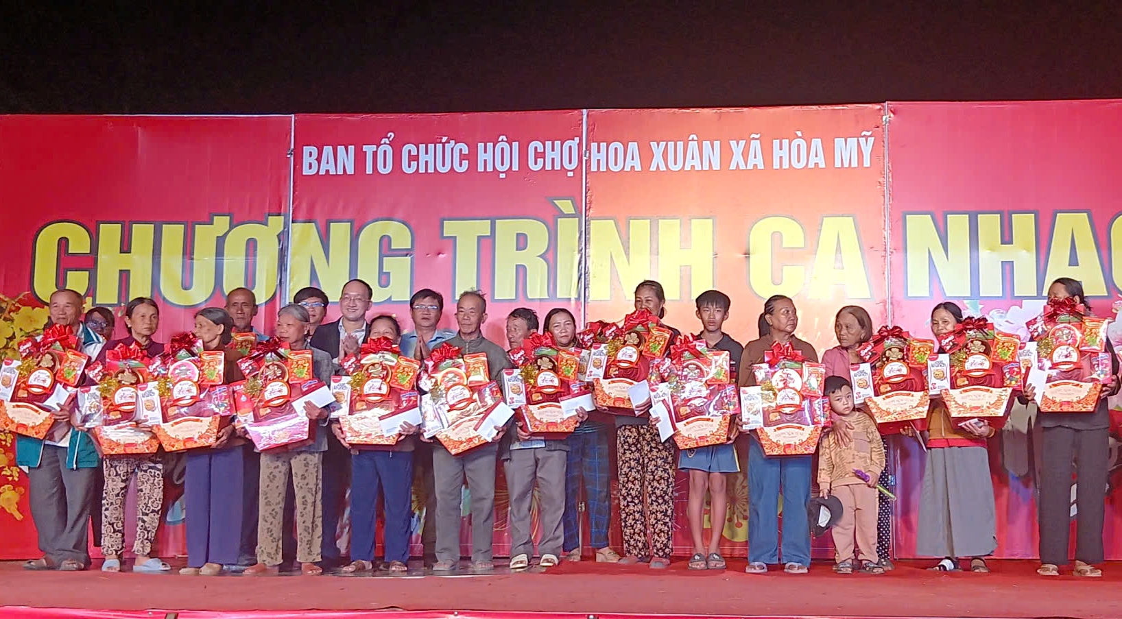 Trao tặng 50 suất quà Tết cho người dân tại xã Hòa Mỹ