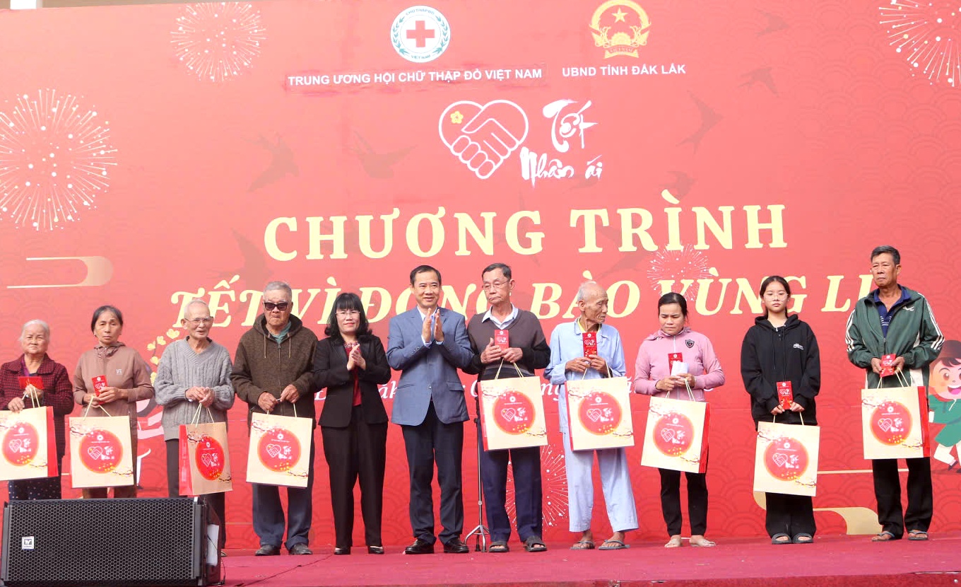 Warm Tet for flood affected people in Tay Hoa