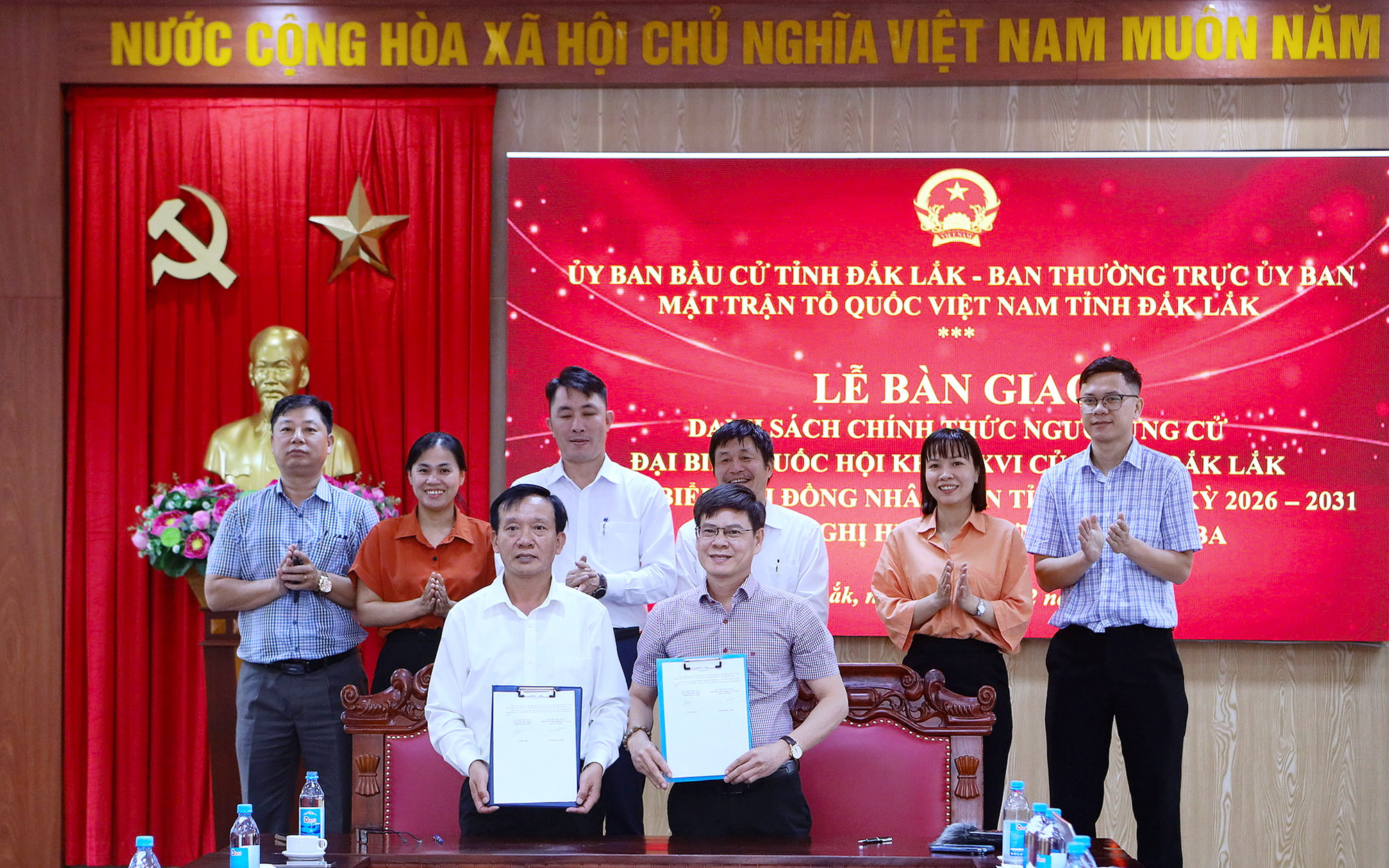 Lễ bàn giao danh sách chính thức người ứng cử ĐBQH khóa XVI và đại biểu HĐND tỉnh nhiệm kỳ 2026-2031