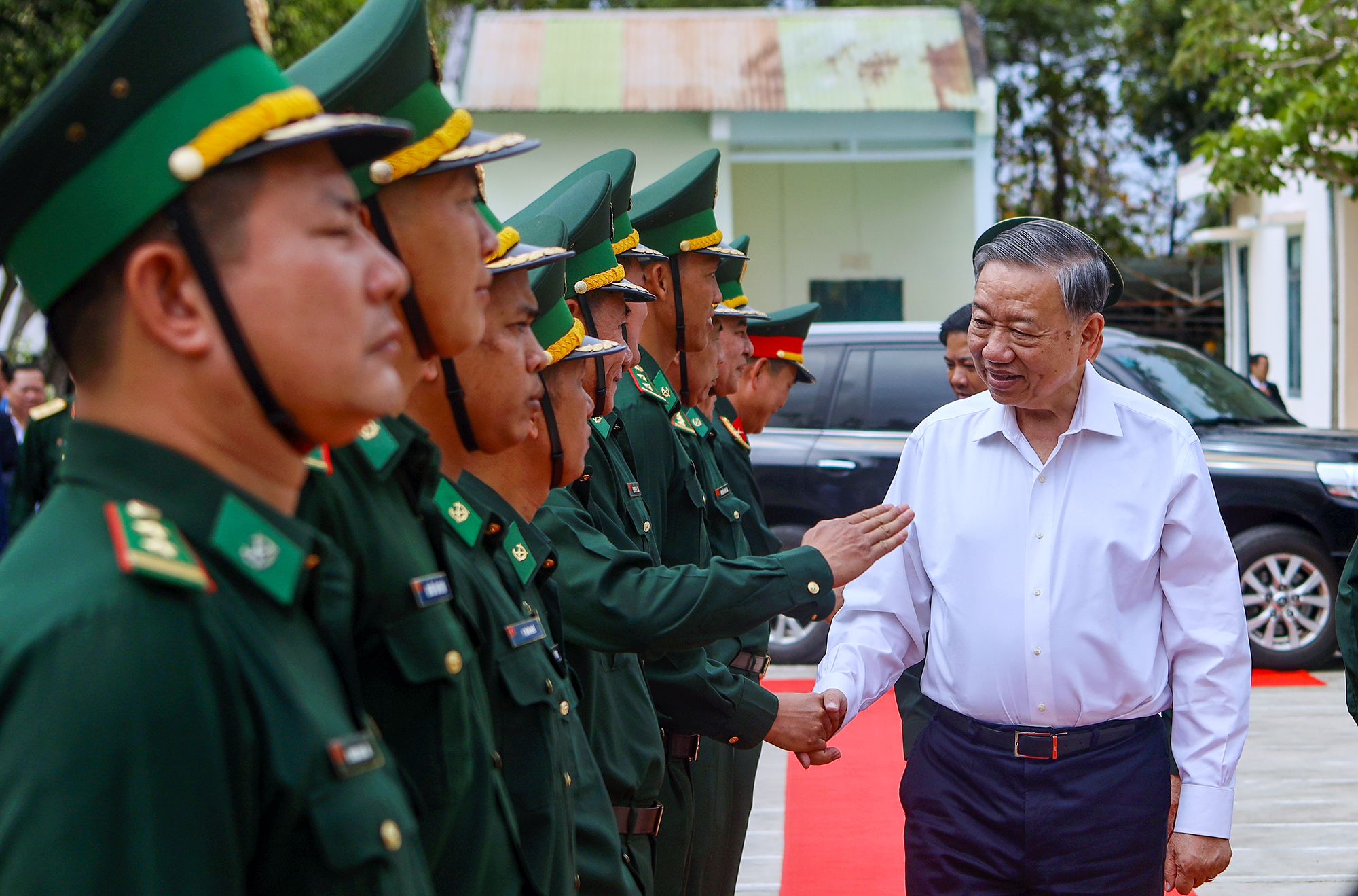 General Secretary To Lam visits and extends New Year greetings to Ea H’Leo Border Guard Station