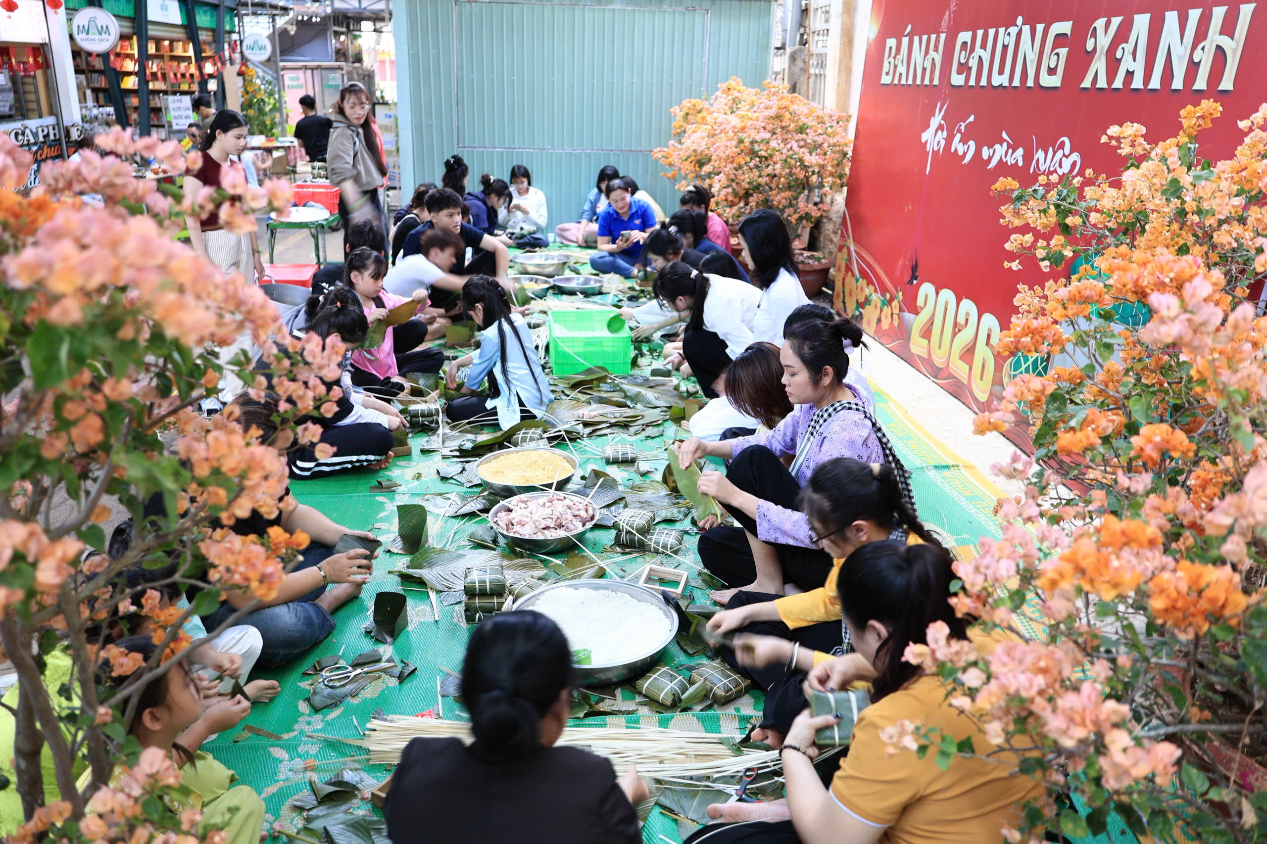 Trao gần 500 bánh chưng xanh tặng người nghèo đón Tết