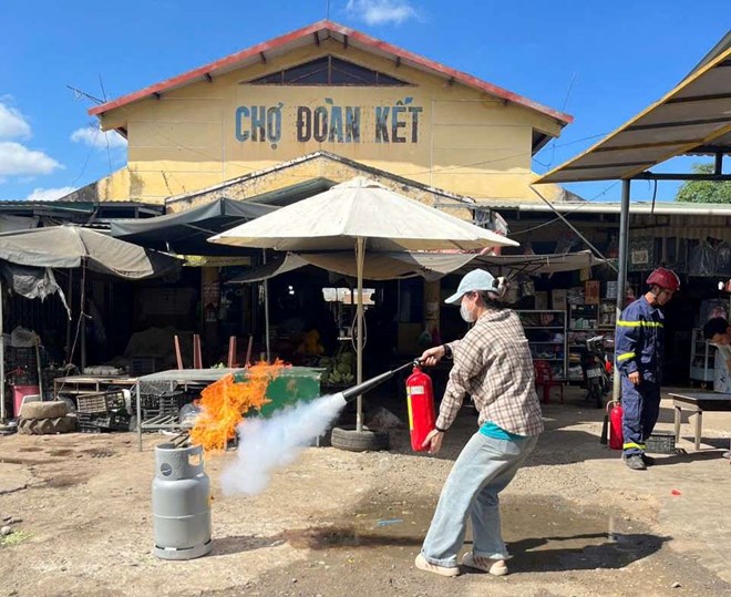Trang bị kỹ năng phòng cháy chữa cháy cho hàng trăm tiểu thương xã Hòa Phú trước thềm Tết 2026