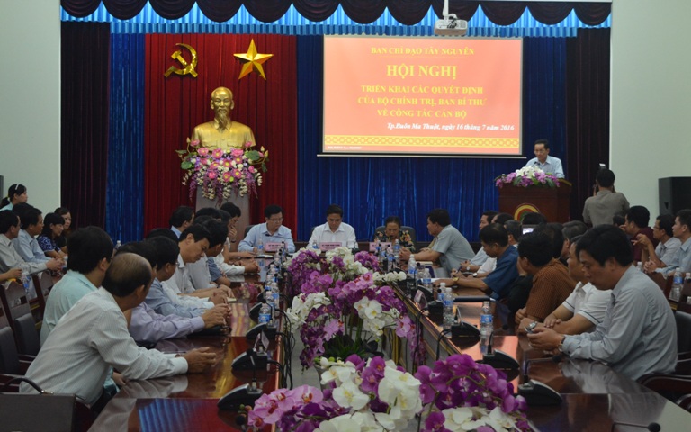 Công bố các Quyết định của Bộ Chính trị, Ban Bí thư về công tác cán bộ.