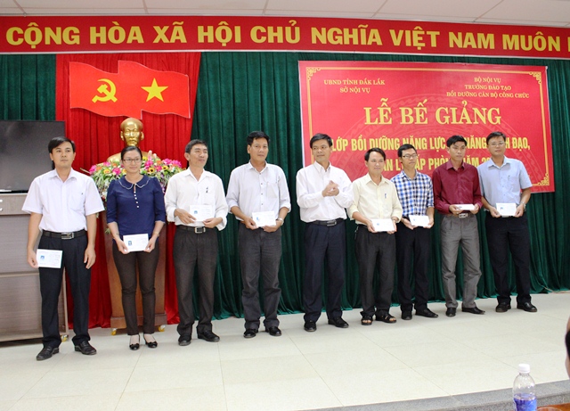 Bế giảng lớp kỹ năng lãnh đạo cấp phòng.