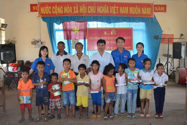 Công đoàn Sở Thông tin và Truyền thông thăm, tặng quà buôn kết nghĩa.