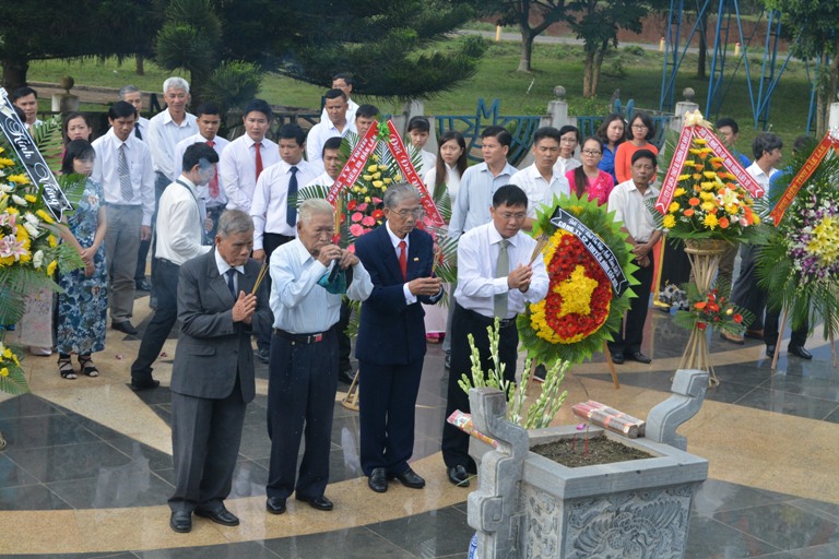Ngành Thông tin và Truyền thông tỉnh viếng Đài tưởng niệm Liệt sỹ Giao bưu – Thông tin liên lạc Tây Nguyên.