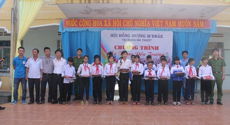 Cảnh sát PC và CC tỉnh Đắk Lắk hướng về cơ sở.