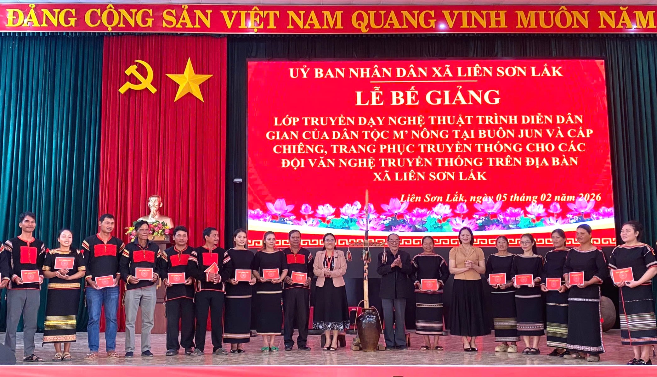 Bế giảng lớp nghệ thuật dân gian và trao tặng nhạc cụ, trang phục truyền thống