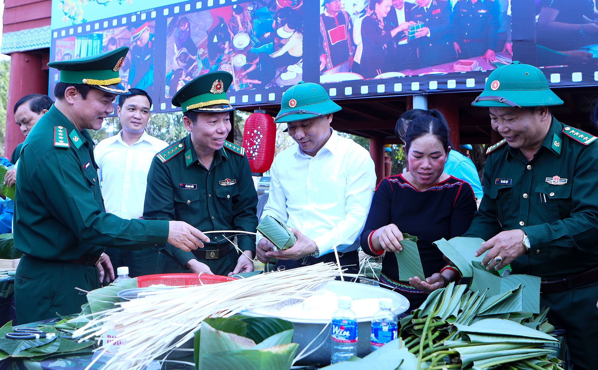 Rộn ràng “Xuân biên phòng - Ấm lòng dân bản” tại xã Buôn Đôn