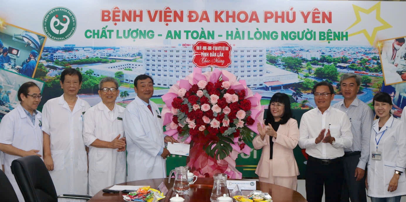Phó Chủ tịch Thường trực UBND tỉnh Hồ Thị Nguyên Thảo thăm, chúc mừng các cơ sở y tế nhân Ngày Thầy thuốc Việt Nam