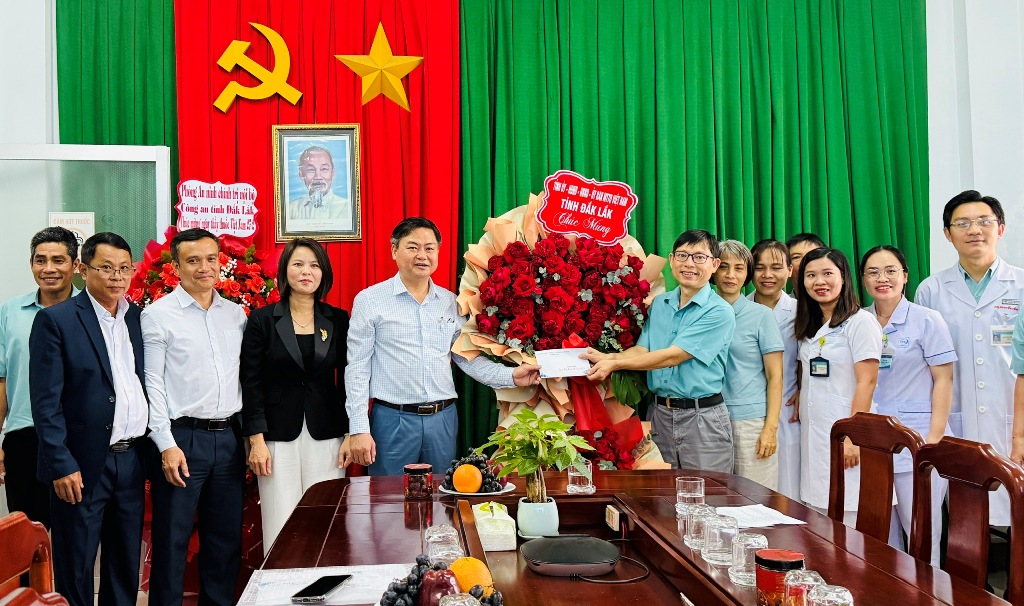 Lãnh đạo tỉnh thăm, chúc mừng các cơ sở y tế nhân Ngày Thầy thuốc Việt Nam