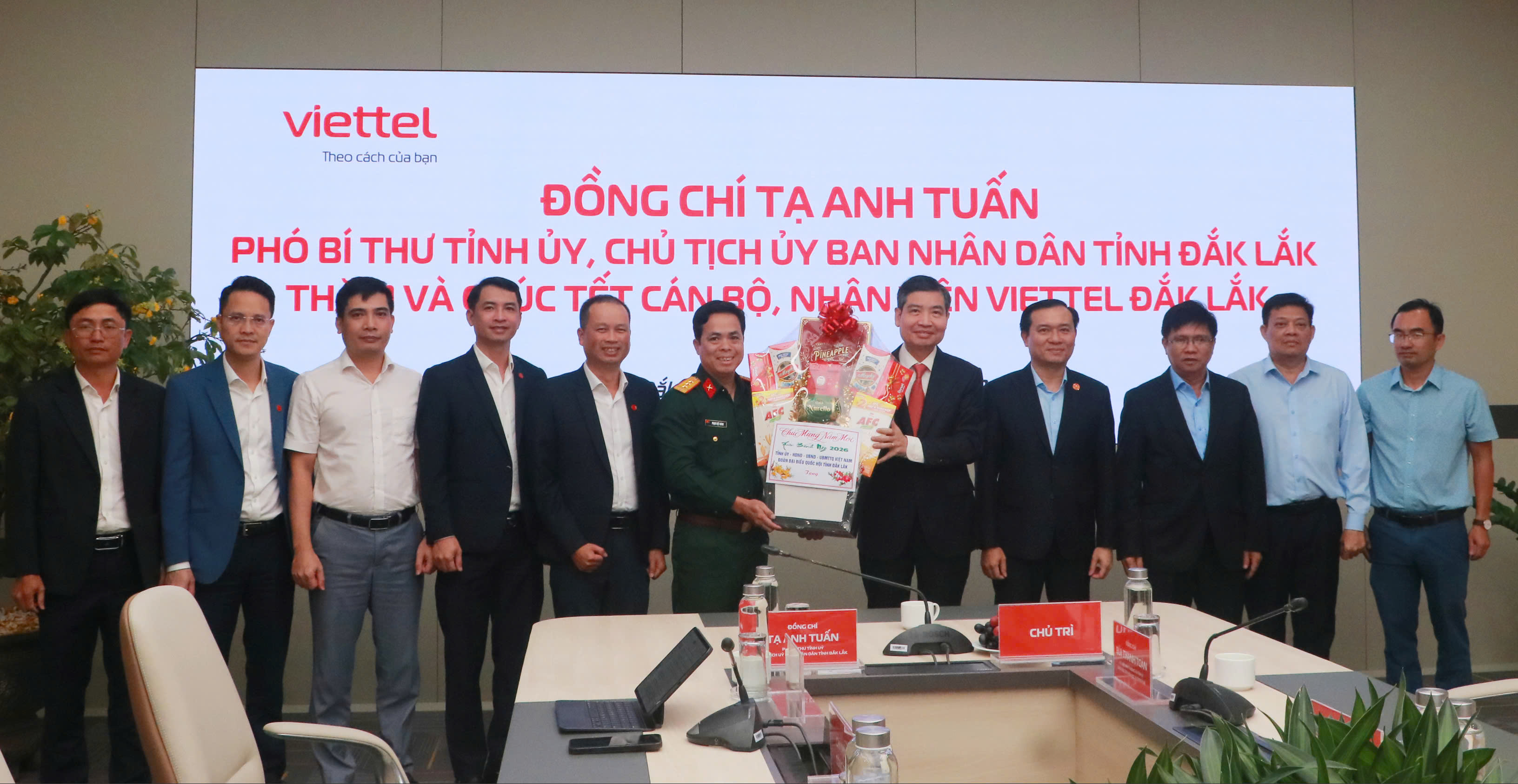 Chủ tịch UBND tỉnh Đắk Lắk Tạ Anh Tuấn thăm, chúc Tết Viettel Đắk Lắk