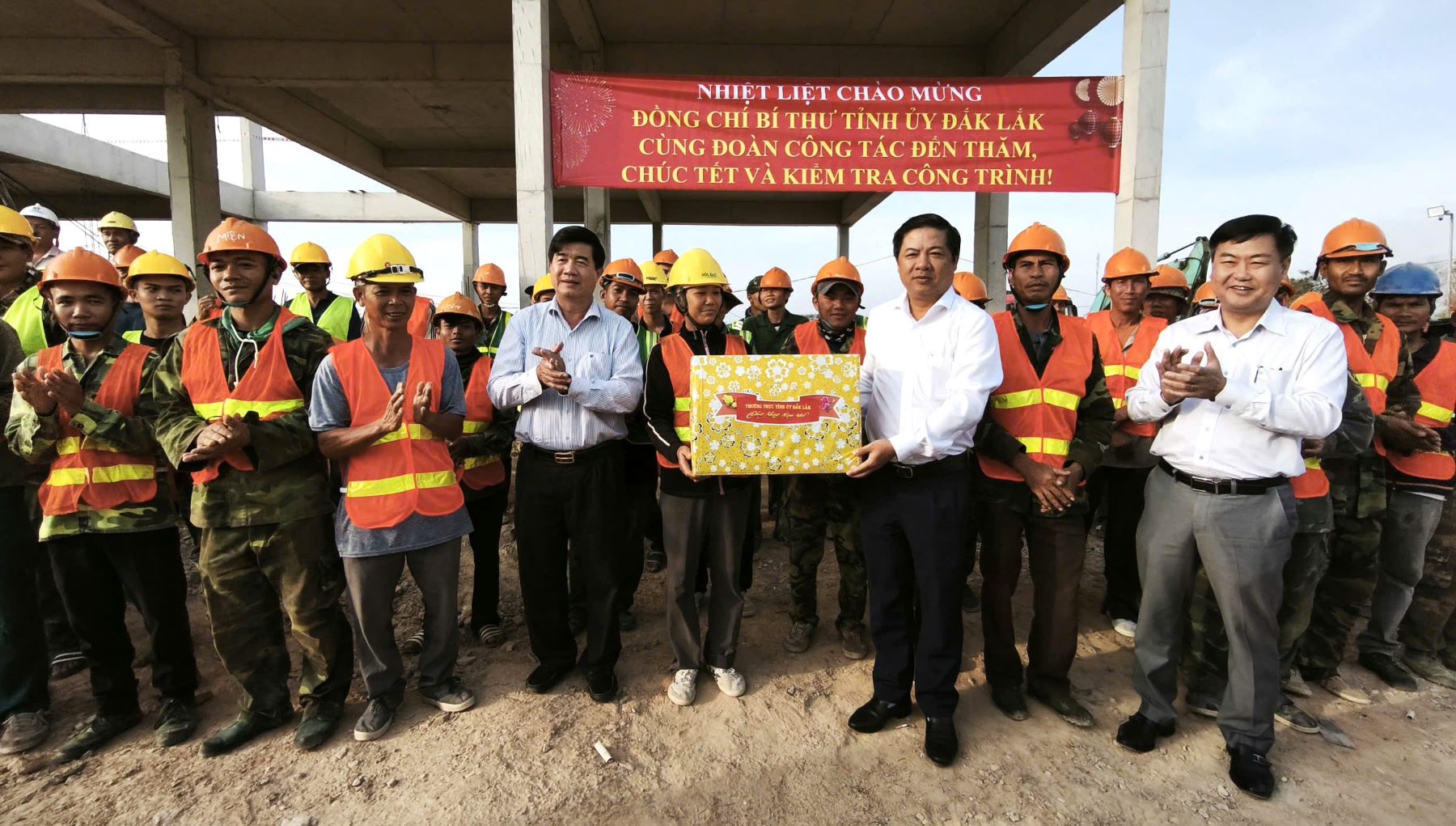 Đoàn công tác của Thường trực Tỉnh ủy Đắk Lắk thăm, chúc Tết công nhân ra quân xây dựng tại các trường nội trú liên cấp biên giới