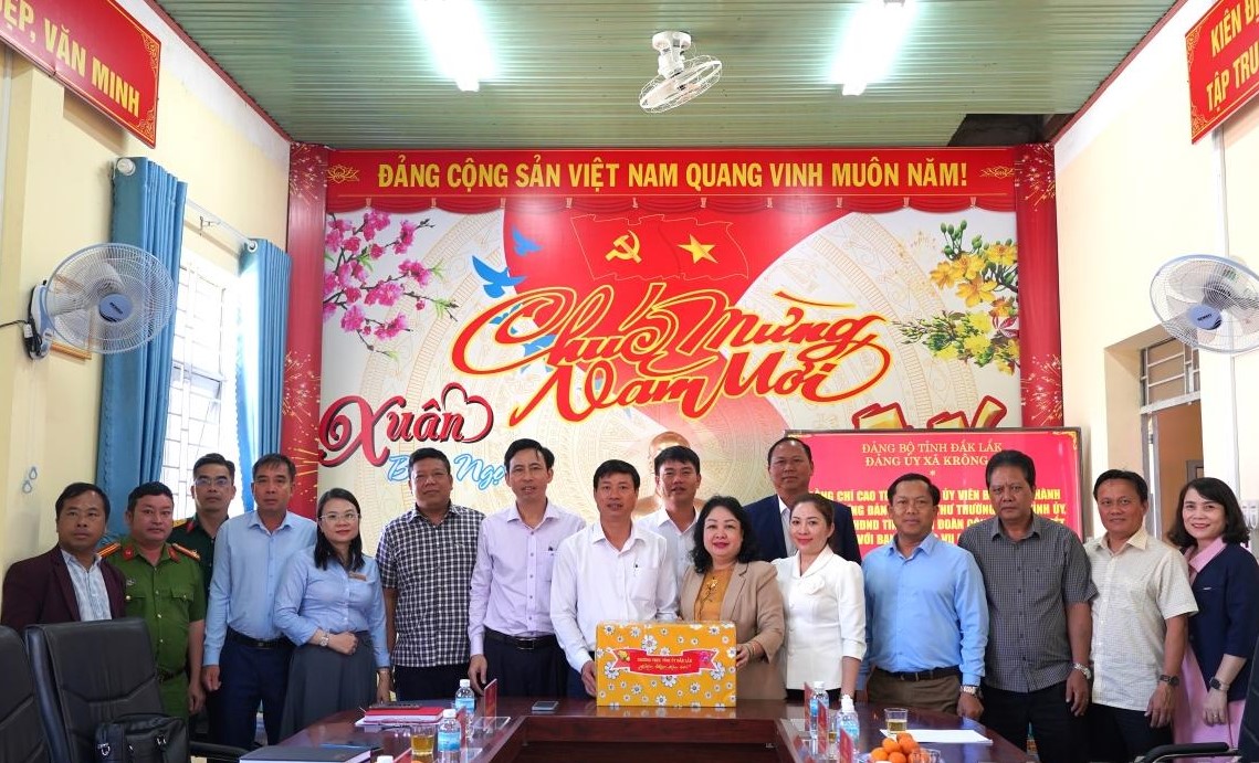 Đoàn công tác của Thường trực Tỉnh ủy Đắk Lắk thăm, tặng quà các đơn vị, cơ sở nhân dịp đầu Xuân Bính Ngọ 2026