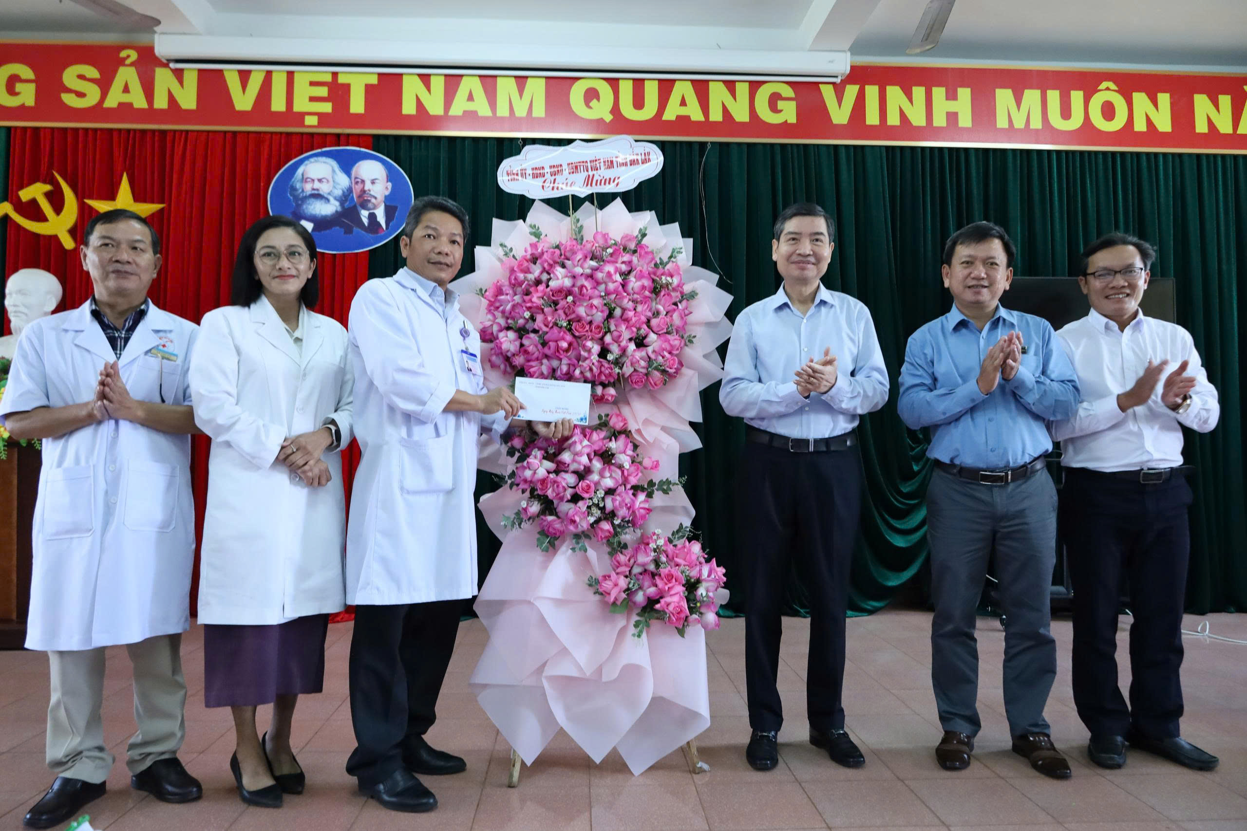 Chủ tịch UBND tỉnh Tạ Anh Tuấn thăm, chúc mừng các cơ sở y tế nhân Ngày Thầy thuốc Việt Nam