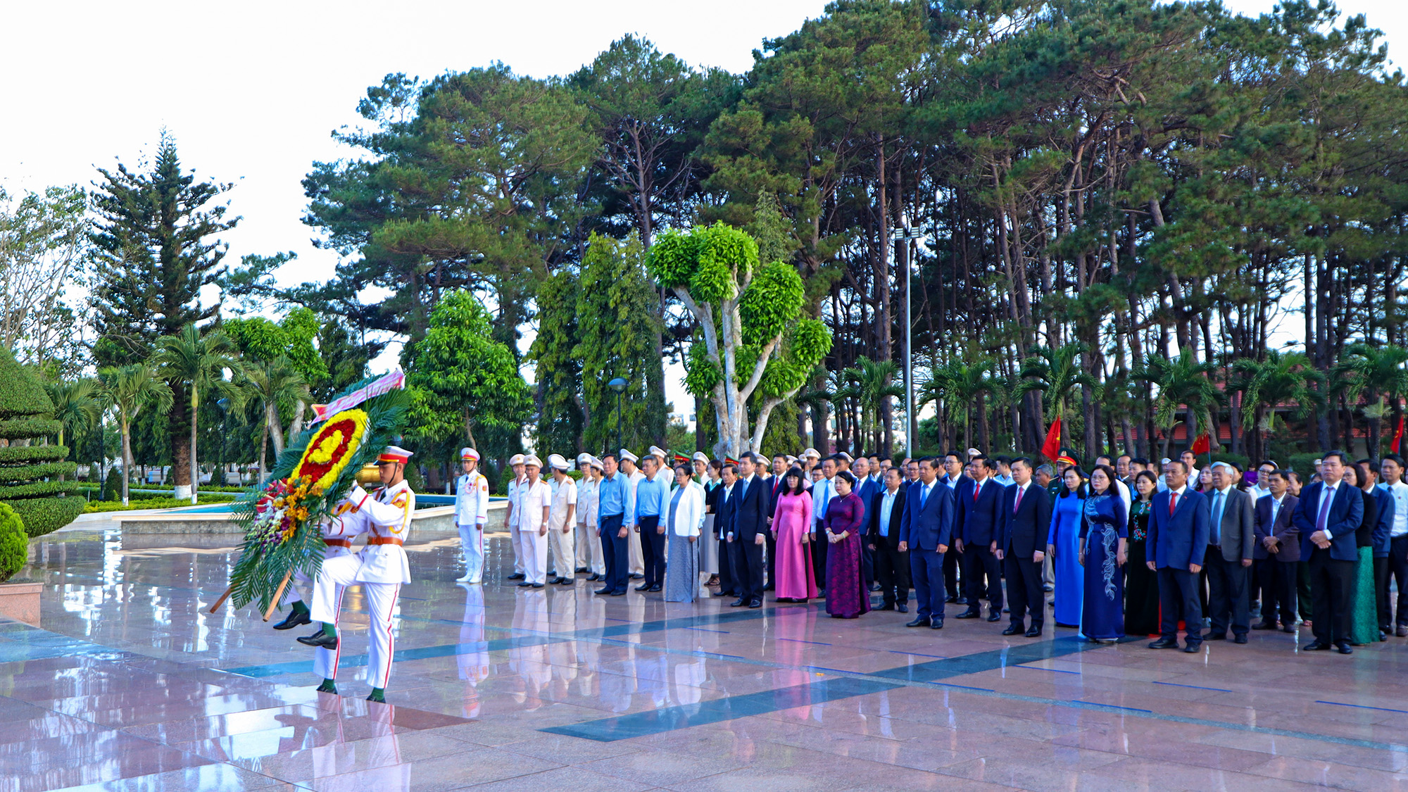 Lễ viếng Nghĩa trang liệt sĩ tỉnh và Dâng hương tại Đền thờ liệt sĩ (phía Tây) nhân dịp Kỷ niệm 51 năm chiến thắng Buôn Ma Thuột